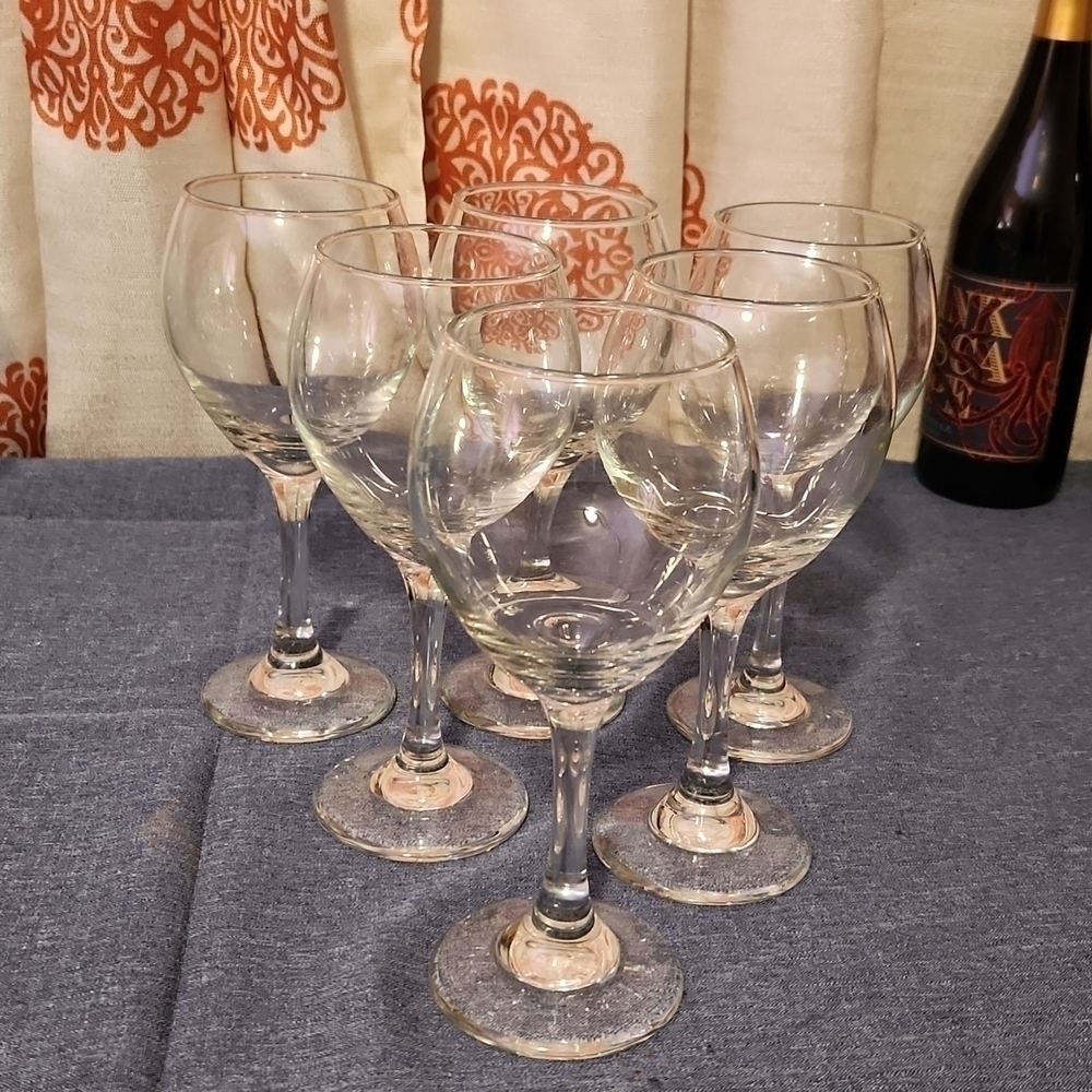 6 white wine glasses